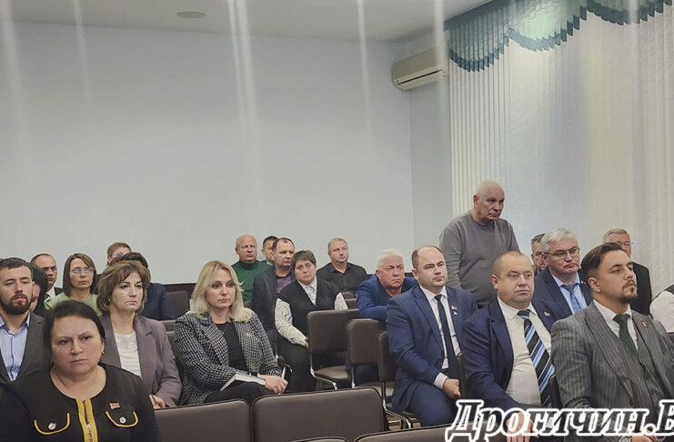 Вопросы по наведению порядка на земле и благоустройству населенных пунктов обсудили на рабочем совещании