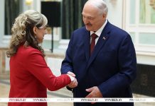 Лукашенко в преддверии 8 Марта вручил женщинам госнаграды