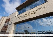 Александр Лукашенко во время республиканского субботника работает на площадке Национального исторического музея