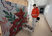 Камчатский студент собрал ко Дню Победы мозаику из 1,4 тыс. кубиков Рубика