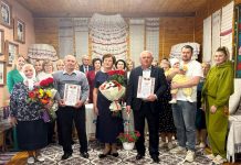 В рамках заседания депутатской комиссии в Бездеже поздравили супругов-юбиляров