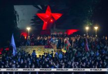 Тысячи человек приняли участие в митинге-реквиеме в Брестской крепости