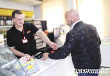 Как молодой продавец завоевывает сердца покупателей