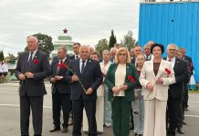 В Антополе состоялось возложение цветов к памятнику «Журавли», братской могиле партизан и подпольщиков и торжественное открытие памятного камня