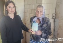 Сотрудники Дрогичинского РОЧС проверяют состояние печного отопления в домах сельчан
